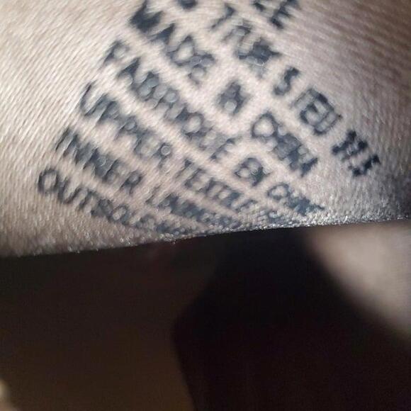 Tan Suede Wedge Ankle Boots faux fur interior, non-slip bottom.  Size 7 - Picture 4 of 5